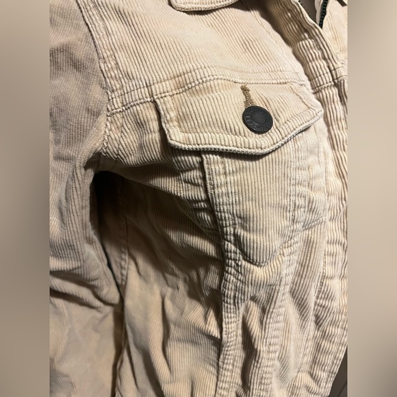 Abercrombie & Fitch - Picture 5 of 11